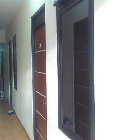 Hotel Danyshom à Cikarang Extérieur photo