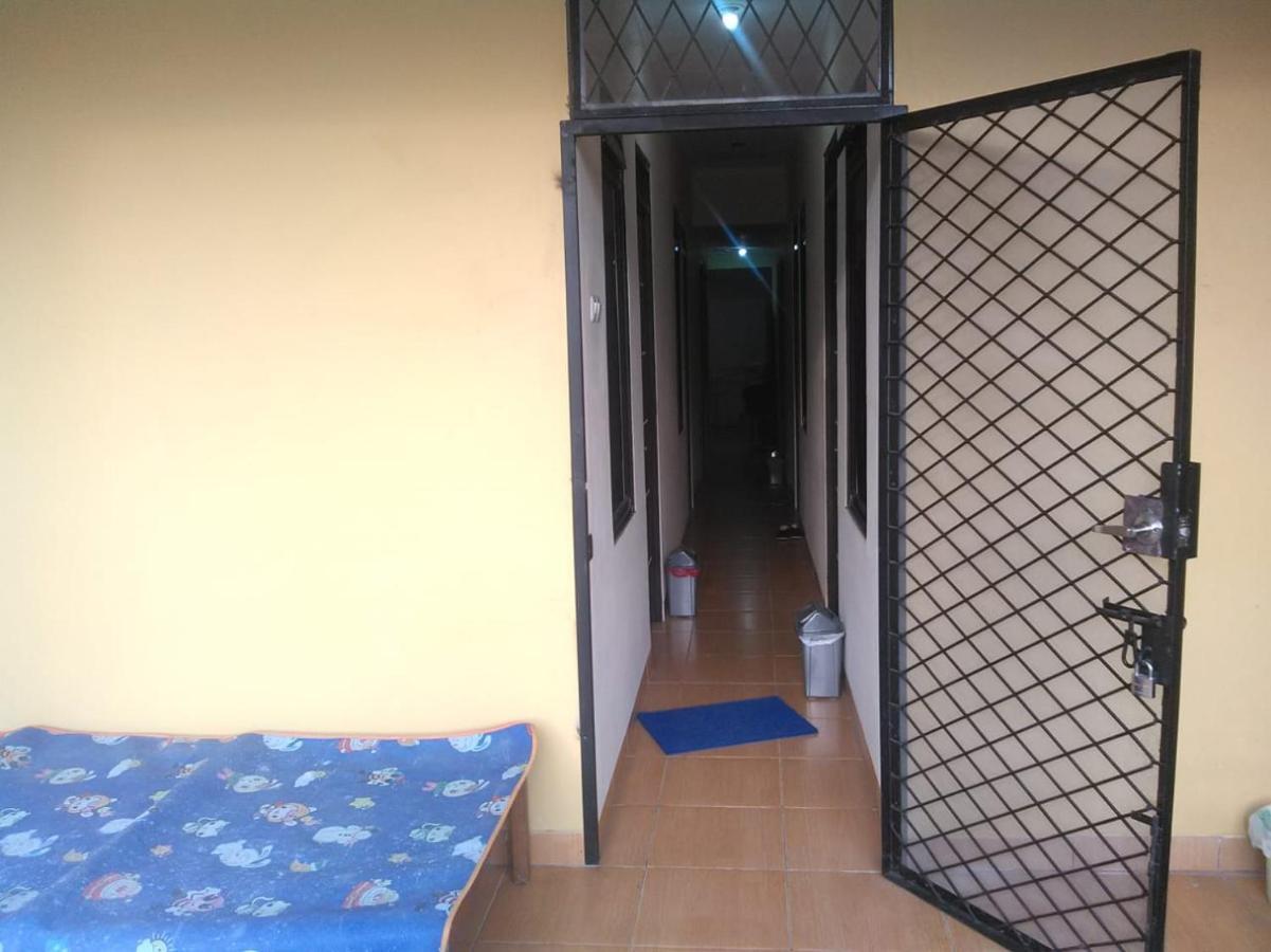Hotel Danyshom à Cikarang Extérieur photo