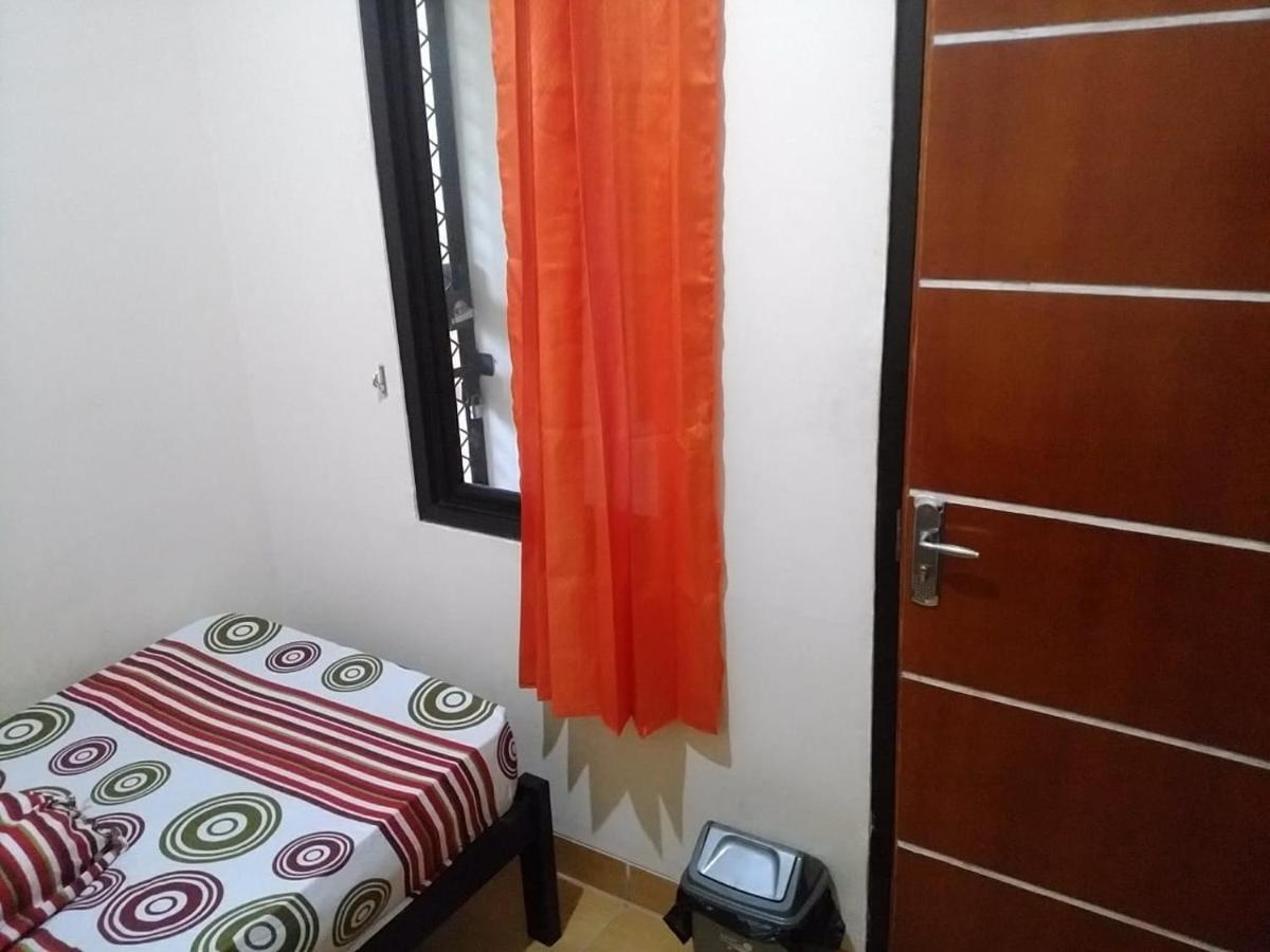 Hotel Danyshom à Cikarang Extérieur photo