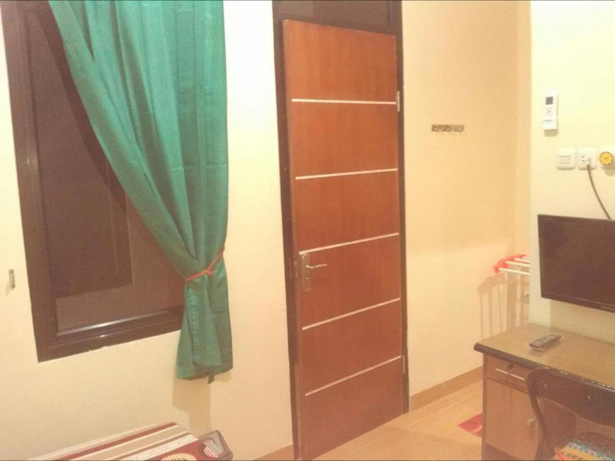 Hotel Danyshom à Cikarang Extérieur photo